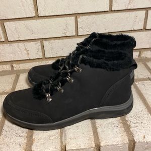 Women’s / Baretraps Black fur lined boots Size 11